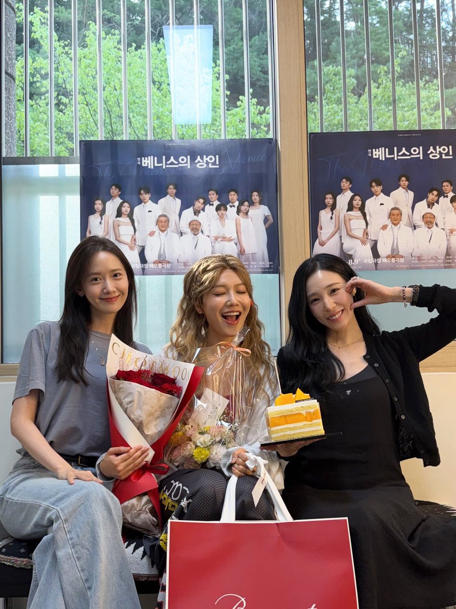 ordinarynojaem's tweet photo. YoonA, Sooyoung &amp; Tiffany🖤 https://t.co/hpDTYfv8CC