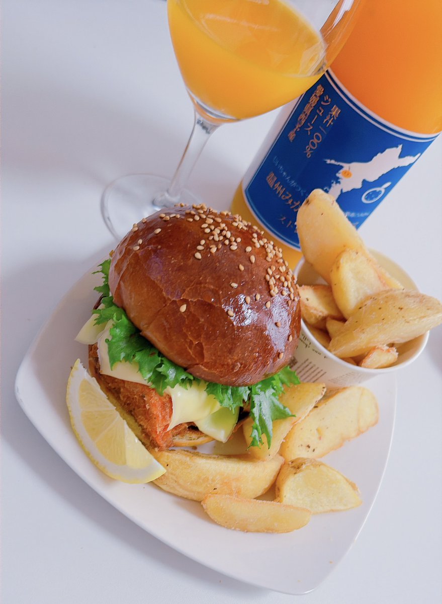 F_zxv's tweet photo. お昼ご飯でう🍔
2日前のスーパーカゴ中身の答えはレモンも酢もタルタルソースに入ってます❤️ https://t.co/5USomDOm4M