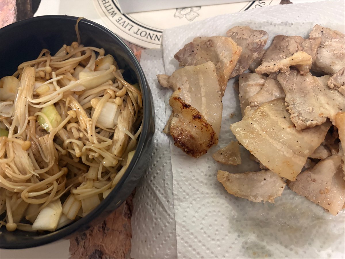 mude_0_'s tweet photo. 삼겹살에 양파시즈닝 뿌려서 팽이버섯 구이랑 같이 먹어보세요 진짜 극락임 https://t.co/7WPsz4MgMT