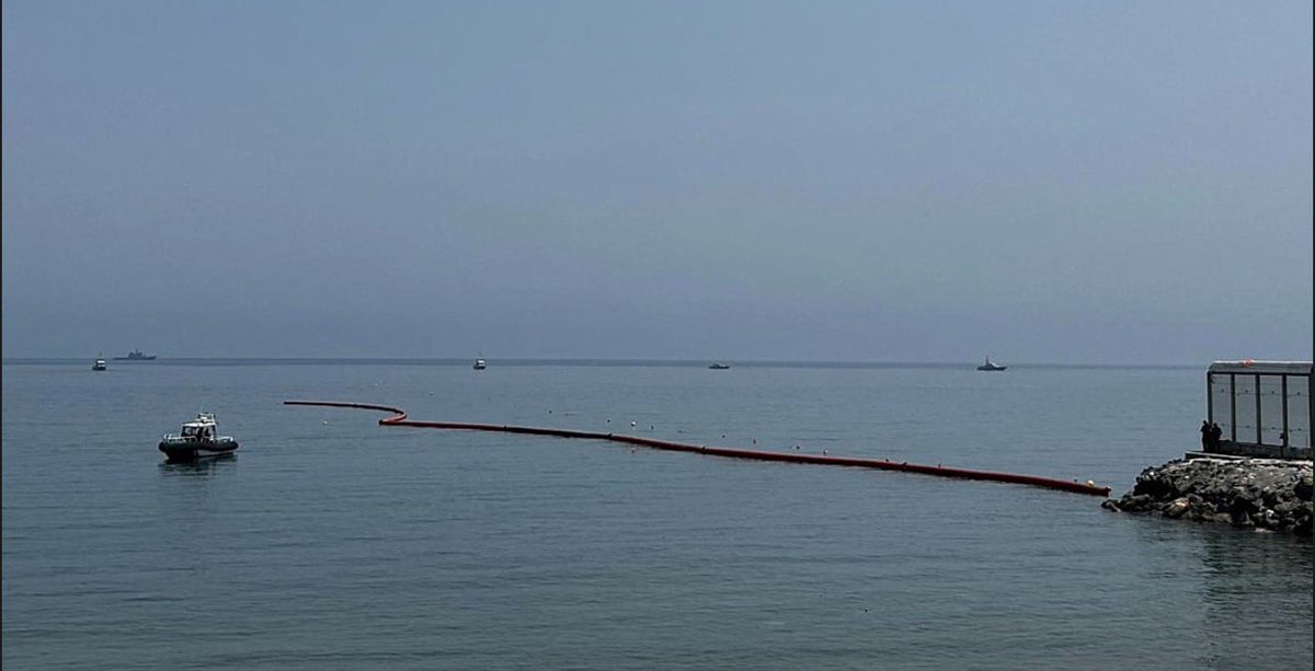 SergiMaranya's tweet photo. 🔴 ATENCIÓ 08.34 h: El govern espanyol ha instal·lat una barrera marítima de 500 metres al costat de l’espigó del Tarajal per intentar frenar noves entrades irregulars a Ceuta.

👉🏻 La barrera pneumàtica només sobresurt entre 30 i 70 centímetres de l’aigua i s’enfonsa un metre sota la superfície.

🤔 Aquesta és la gran solució del govern espanyol. Això és el que entén Pedro Sánchez com una frontera blindada. Faria riure si no fos perquè les conseqüències d’aquesta presa de pèl per a Catalunya són nefastes.