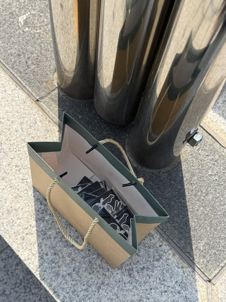 taokanojo's tweet photo. 포토존 앞 게양대에 있습니다!
편하게 가져가주세요~ https://t.co/LCxTSiHMel
