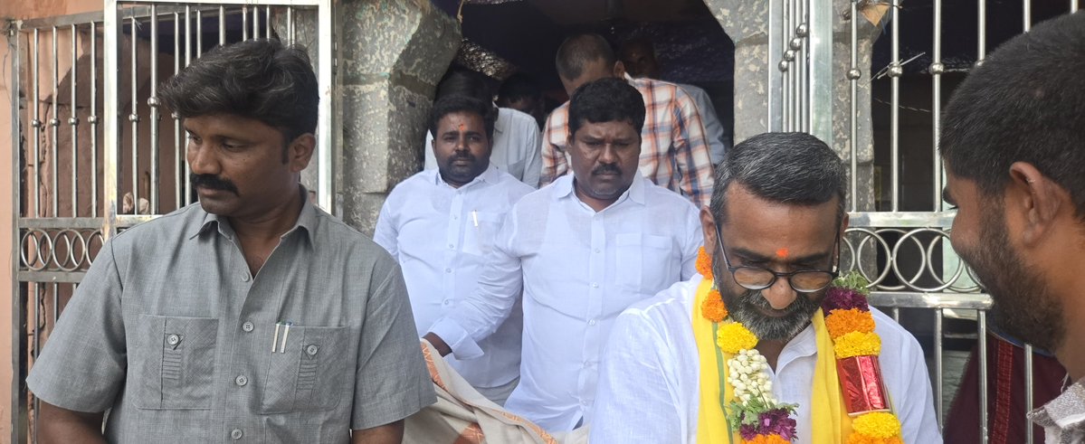 d_polanna's tweet photo. తెలుగుదేశం పార్టీ ఇంటింటి ప్రోగ్రాంలో పాల్గొన్న పత్తికొండ నియోజకవర్గం వడ్డే సిమెంట్ పోలన్న https://t.co/rTLYLhWgij