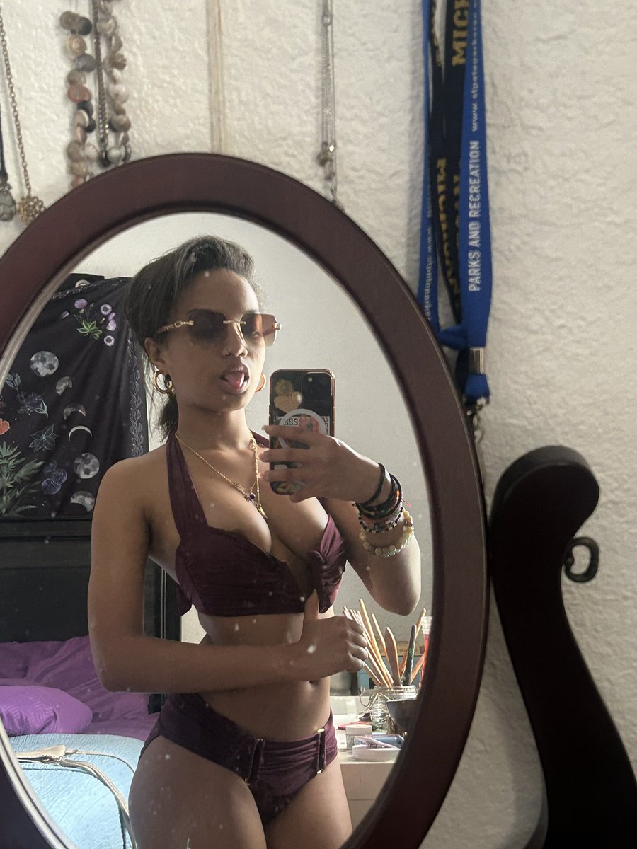 rockdani33's tweet photo. Moms old swimsuit 👙💦😁 https://t.co/eBKykPMYqE
