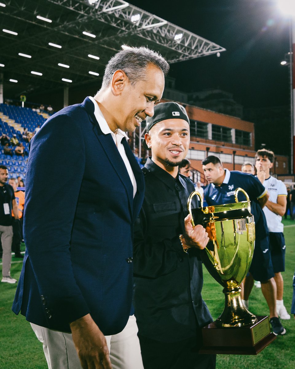 SeputarComo_Ind's tweet photo. #ComoCup: The Chairman kita saat mau melakukan penyerahan Trofi Como Cup kepada RC Lens sebagai pemenangnya. - [@Como_1907] https://t.co/GyxiH6NZgJ