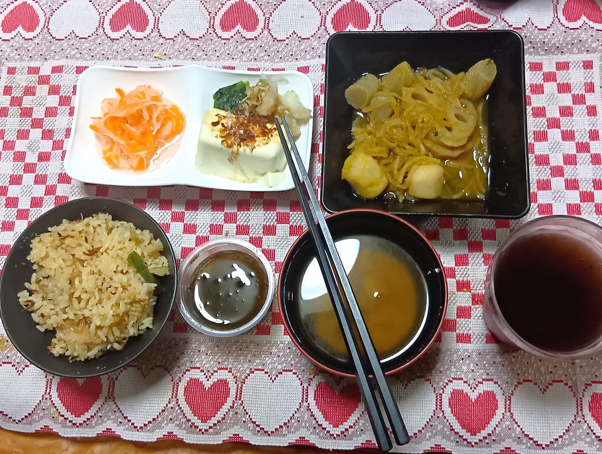 hir7148's tweet photo. 7月30日の夕飯は、大根と人参の酢の物、冷奴、根菜の煮物、炊き込みご飯(じゃこ飯)、赤だし。
31日は、ヤリイカの刺身がおいしそうだったので即買い。ヤマイモを買い、とろろ飯、大根と人参の酢の物、白菜漬、大根の味噌汁。
8月1日は、御赤飯、冷奴、もずく酢、トコロテン、赤だし。 https://t.co/5QkJh10DjL