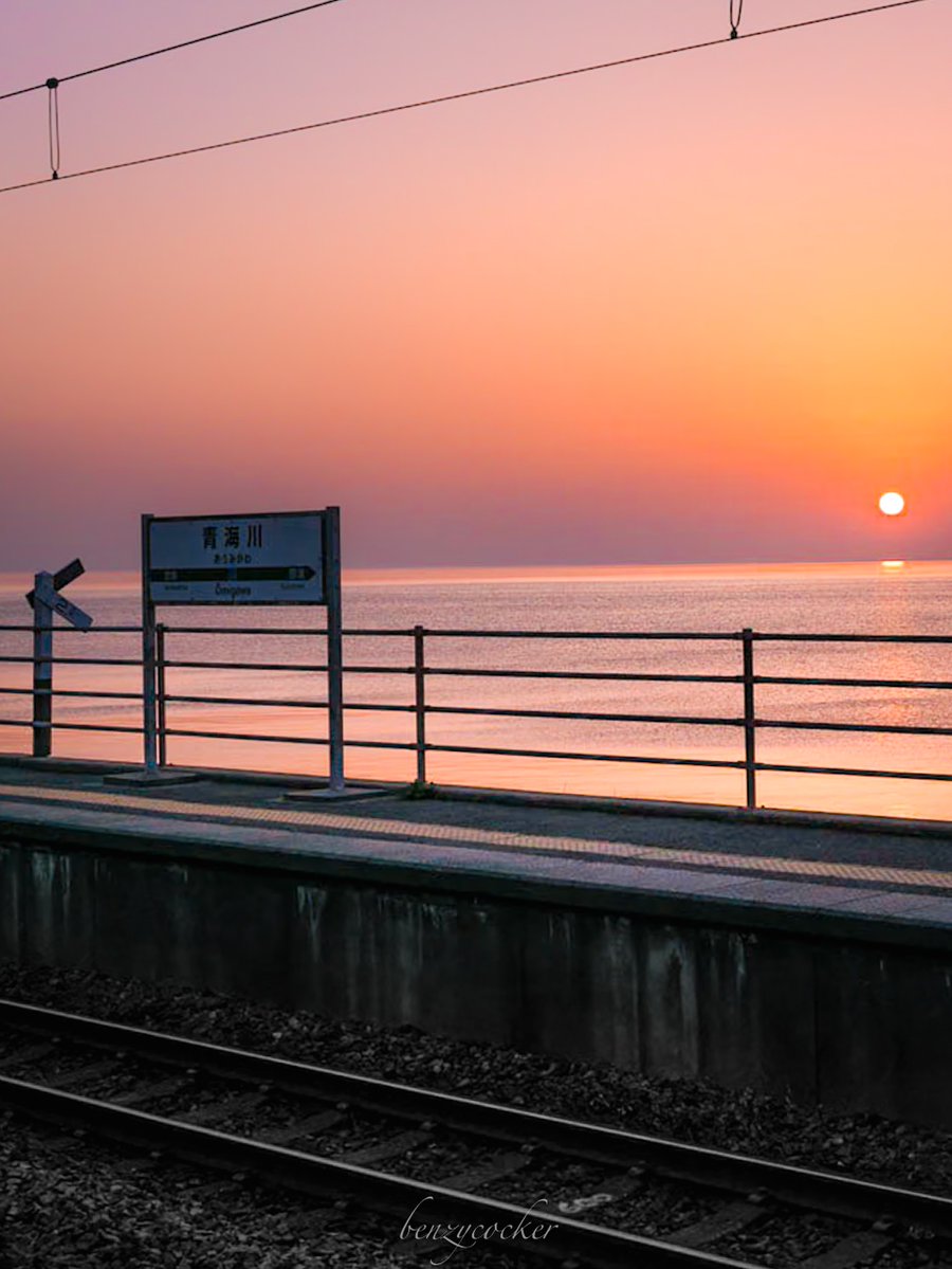 benzycocker's tweet photo. 日本一海に近いと云われる駅で夕暮れを迎える。 https://t.co/OKNJU2DrGZ