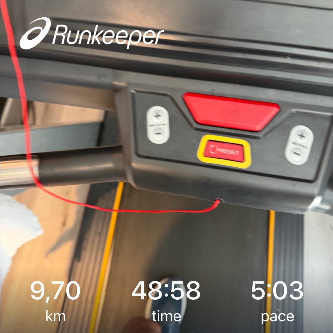 AnglyRun's tweet photo. Qingdao, 6 a.m. — already brutally hot.
Cut the long run by a third, jogging it in with HR above 150. Finished the rest on the treadmill: 2 × 3 km at marathon effort.
AC or not, the heat won today. Hard session. 🥵
#Running #LongRun #MarathonPace #Treadmill #Qingdao #RunningLife https://t.co/VBDsJO4oCa