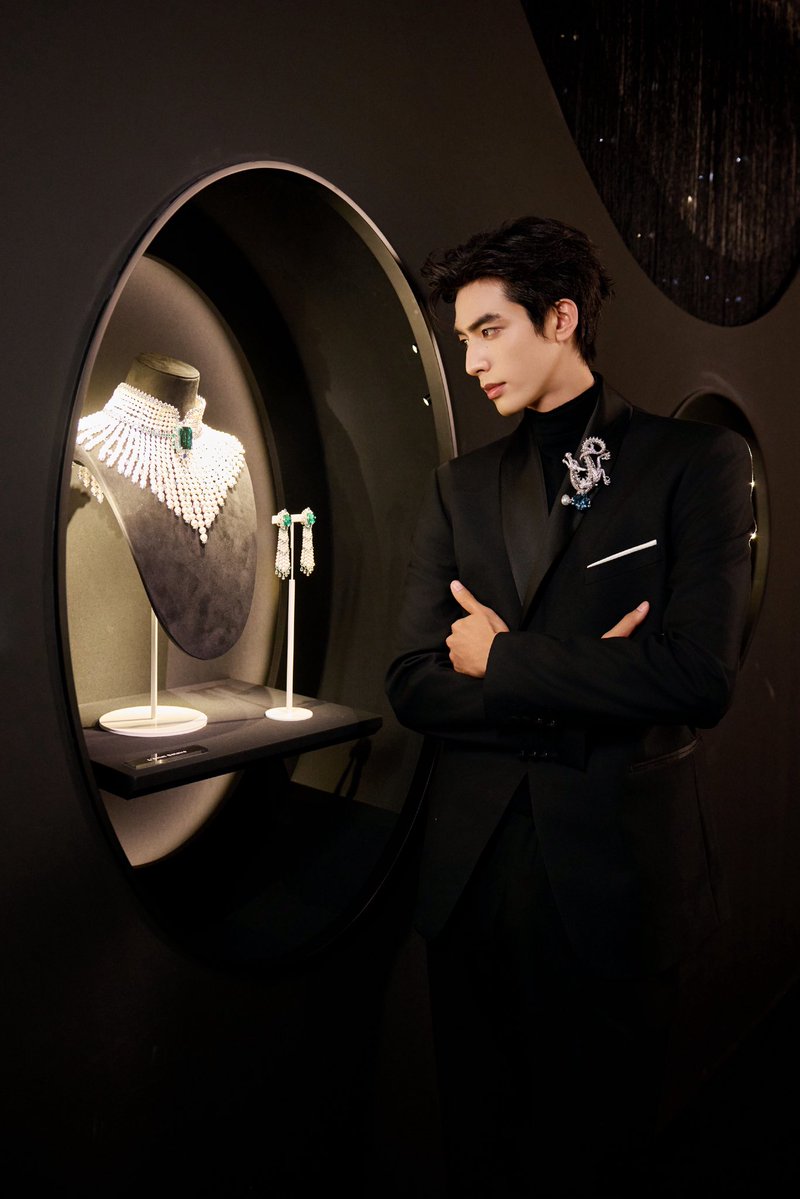 SWL99_update's tweet photo. [260802]

Studio Weibo Update

With every step, he experiences the radiant story told by pearls, moving with effortless confidence and grace.

#SongWeilong #宋威龙 #송위룡

1/3 https://t.co/iI06eSSxnZ