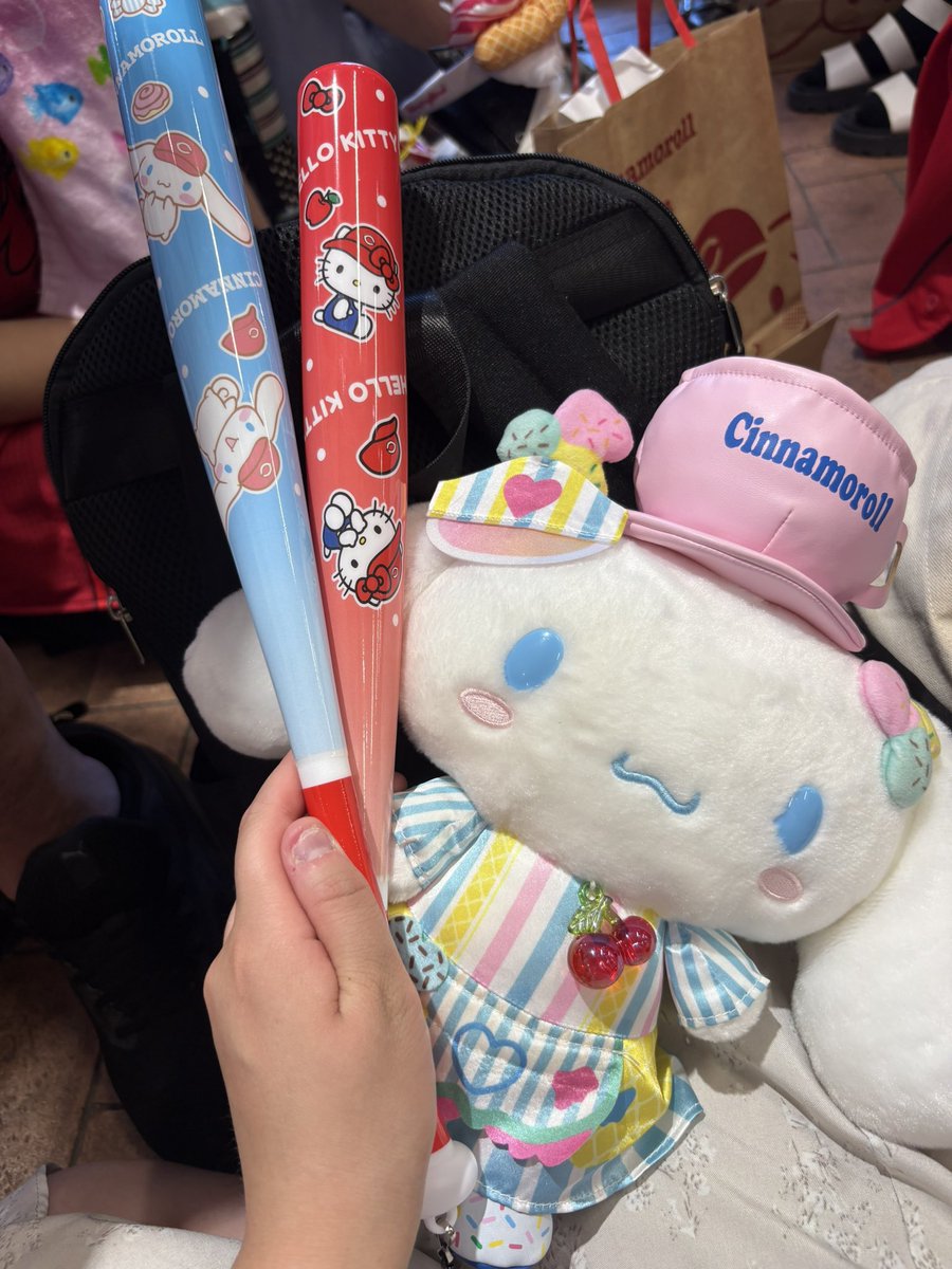 loveJSBTS28's tweet photo. 今日はサンリオとコラボのカープへ
グリーティングの列に並び中❣️
恐らくショップの外側まで列があるかも💦 https://t.co/TiU1wjwNVe