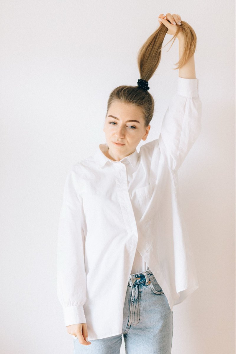 NathanielSami's tweet photo. Many girls tightly pull their hair up into high ponytails for fashion. According to trichology (the science of hair), this constant tension keeps the sensitive nerves under the scalp on high alert all the time.

In medical terms, this is called a “ponytail headache.” It can cause severe inflammation in the scalp muscles and eventually turn into persistent one-sided head pain, or migraine.

Remember, migraine is a complex neurological condition. If you often suffer from severe throbbing pain on one side of your head, along with nausea or sensitivity to light, simply changing your hairstyle is not enough. Always consult a neurologist or your doctor and get proper medical treatment.