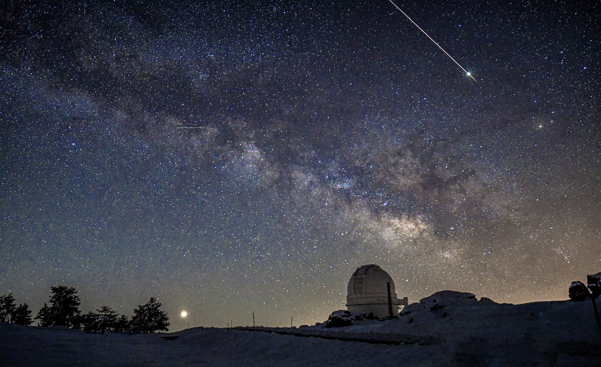 josemmol's tweet photo. CALAR ALTO. Sierra Filabres-Almeria.
 BÓLIDO ESPACIAL

Momento de una madrugada fria de Marzo captando un MISMO bólido desde DOS perspectivas distintas

Nítido trazo del fragmento entrando en contacto con la atmósfera;brilla y desintegra
📸©-JM.Serna

@AstronomiaRivas 
#cielosESA https://t.co/A48KS3c3Fa