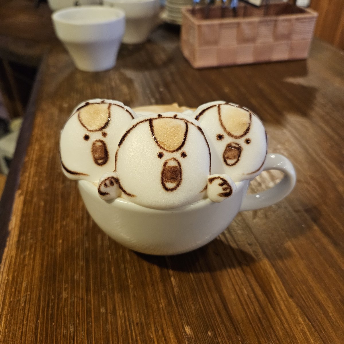 george_10g's tweet photo. 本日の暇カプチーノ、『セイレーンと人魚』。
#ちいかわ_ラテ https://t.co/TjIyzPojcf