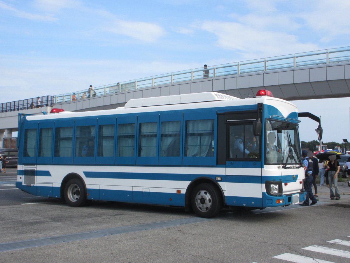 Jobanline_E501's tweet photo. 花火大会の会場を守っていた警察車両と消防車両です。 https://t.co/GgcRTByEf4