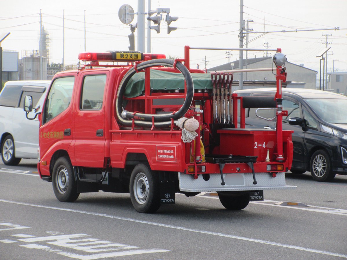 Jobanline_E501's tweet photo. 花火大会の会場を守っていた警察車両と消防車両です。 https://t.co/GgcRTByEf4