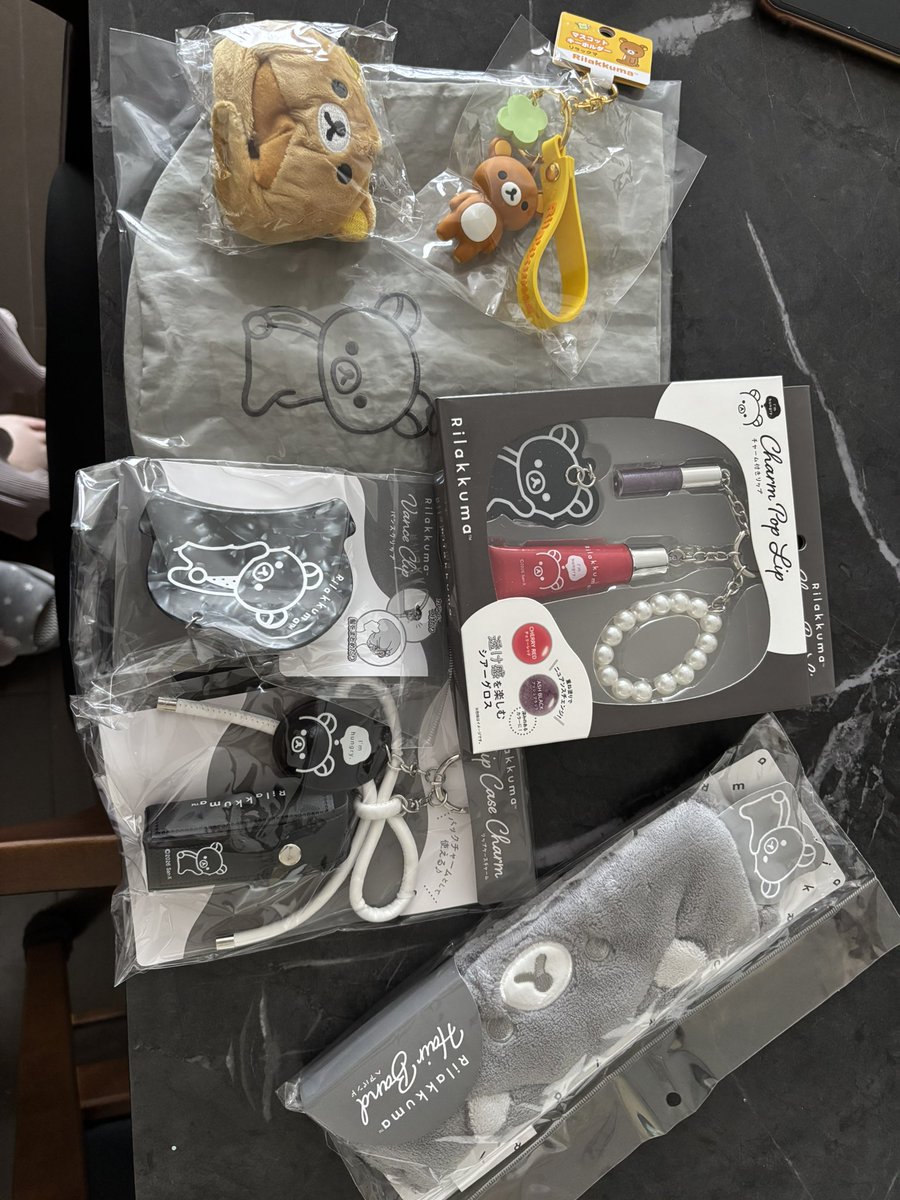 Rilata1028's tweet photo. 届いた- ̗̀📦 ̖́-
やっぱどれも可愛いなぁ...
さっそく暑いのでヘアバンドで髪の毛前回にしてる😂(笑)
 #リラックマ
 #クマ活 https://t.co/MTf84fXxzP