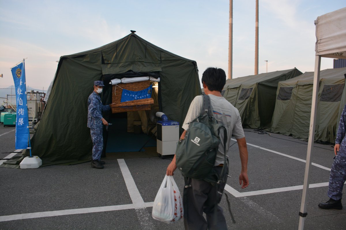 jmsdf_srh's tweet photo. 【#佐世保地方隊 #災害派遣 活動】 
八代港で佐世保入浴支援隊による「西海の湯」及び輸送艦「くにさき」による「涼み湯」を開設しております。
 ご利用方法は添付写真「入浴支援活動のお知らせ」を ご覧ください。
 お待ちしております。
 #被災者のために #海上自衛隊 #入浴支援 https://t.co/sCTDFLC9LZ