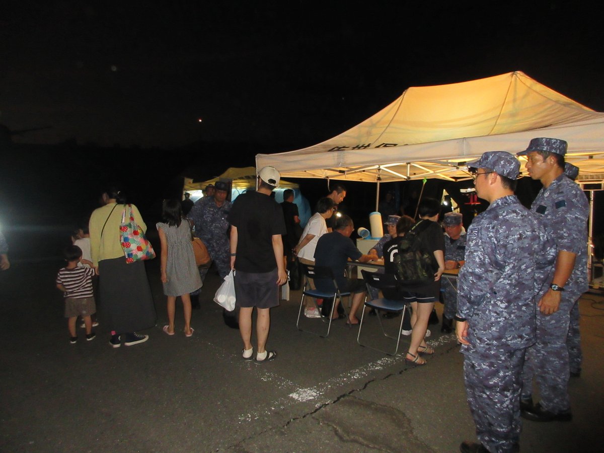 jmsdf_srh's tweet photo. 【#佐世保地方隊 #災害派遣 活動】 
八代港で佐世保入浴支援隊による「西海の湯」及び輸送艦「くにさき」による「涼み湯」を開設しております。
 ご利用方法は添付写真「入浴支援活動のお知らせ」を ご覧ください。
 お待ちしております。
 #被災者のために #海上自衛隊 #入浴支援 https://t.co/sCTDFLC9LZ
