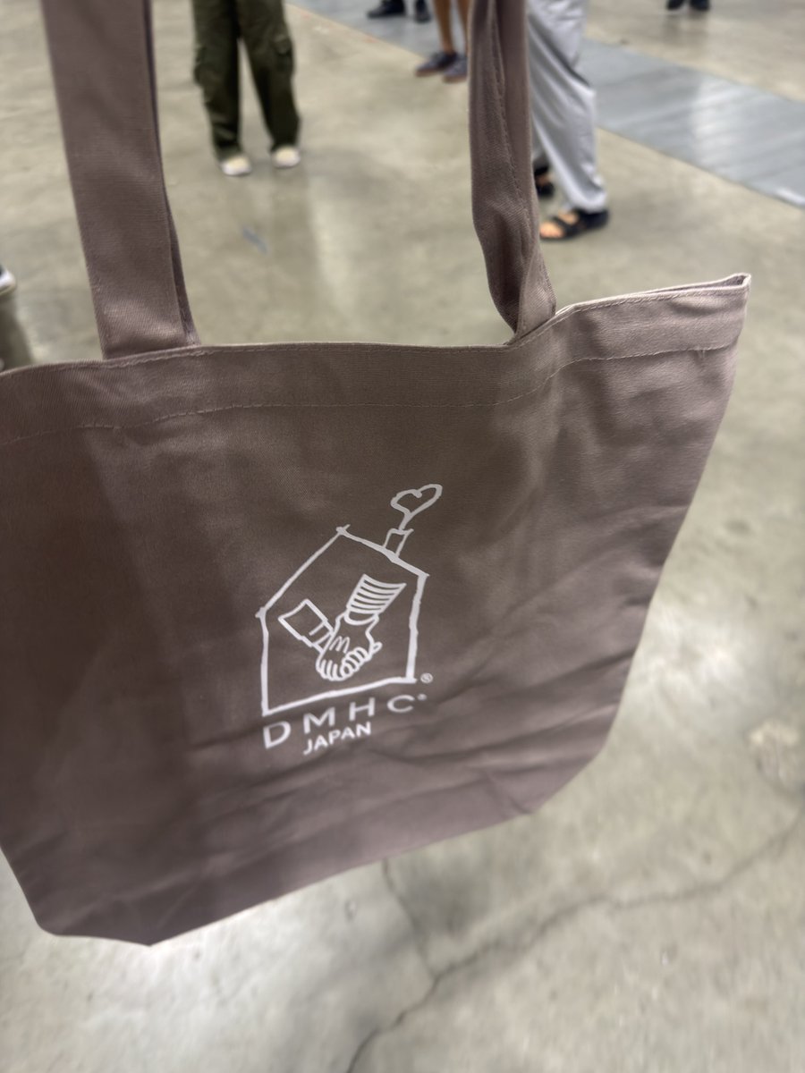 akbpayuyuria's tweet photo. ずきラスト並ぶ前に揚げパン買おうと思って並んでたら中々進まんくて
途中ほてえりがきて募金のとこ行きそうだったから
ご飯そっちのけで募金列に直行して
えりちゃんにバッグ渡して貰えた🥹

えりちゃん曰く
今日のコーデにこれが合うんじゃない？って笑笑
ほてちゃんの色選びおもろかった笑笑 https://t.co/JqllvrTHfk