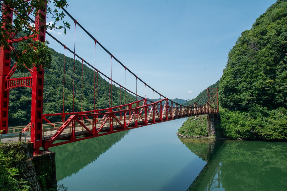 orisunn's tweet photo. 本日の目的地、旅足橋
新丸山ダムが完成すると沈んじゃうので、今のうちにいっておきたかった
世界でも珍しいフロレアノポリス型っていう構造で、世界では3カ所だけ現存、日本ではここのみ
半分は塗装補修されてて半分は古いままになってたので、綺麗な橋と錆びた風情両方味わえたよ https://t.co/tukTiih96J