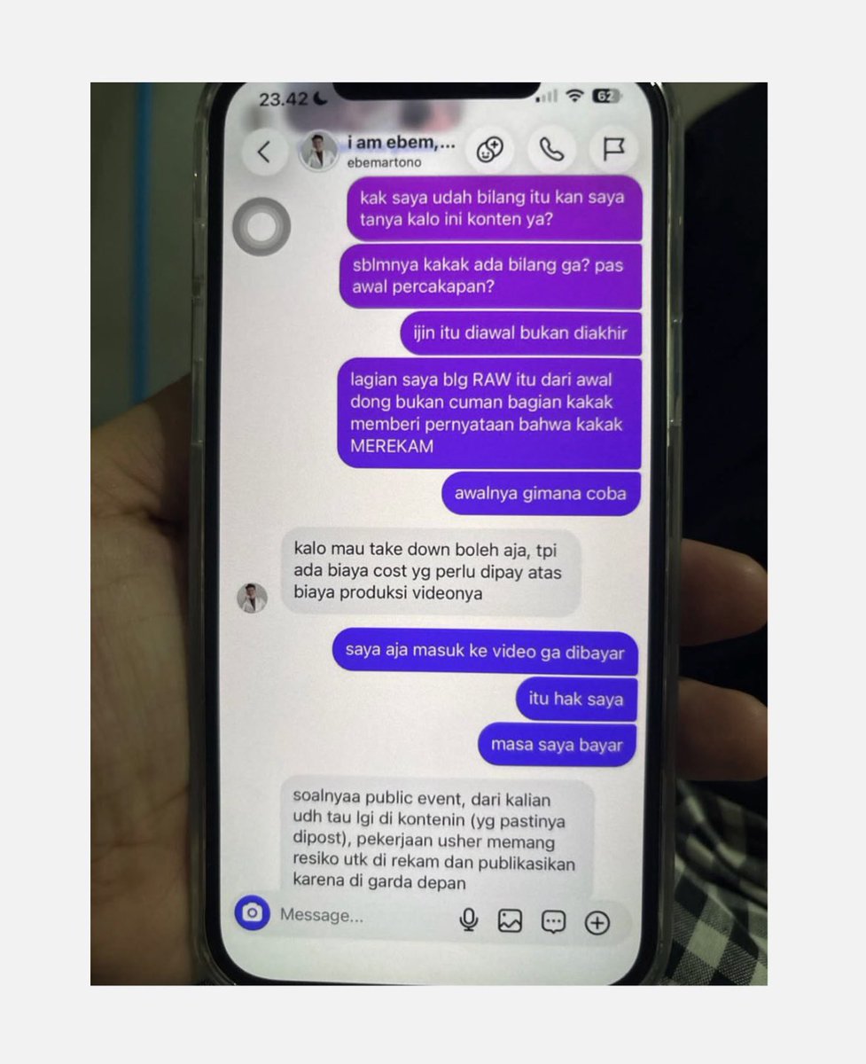 aracisoyo's tweet photo. Parah sih ini anjiirr 😭

Jadi ada konten kreator yg ngerekam orang tanpa izin pakai KAMERA TERSEMBUNYI di kacamatanya.

- rekam orang tanpa izin pake kamera tersembunyi
- ngeposting di sosmednya
- orang tsb minta takedown malah dimintai duit dgn alasan cost produksi vid 
- alasannya area public space wajar aja kalau dikontenin 

Ini salah satu vid tiktoknya, tapi bukan mba ini yg minta vidnya di take down yaa