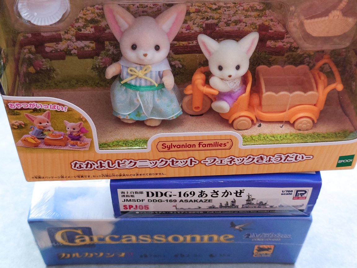 90doller's tweet photo. 帰宅して犬さんに崎陽軒のあんずゼリーをお供えするまでが新横浜遠征。#リコリスりっちゃん 

使わなくなったカメラ1台を買い取りカウンターに出すだけのはずが、予約時間より1時間早く来てしまい店内見物している間に、ずっと探していたフェネック姉妹を発見したり、カルカソンヌの箱裏を見ようとして取り落とし角を凹ませてしまったので仕方ない買うかとなったり(悪いことをしたのになぜか満面の笑みで)、会計を済ませて出ようとしたところで新横たんに遭遇したりと、ヘビがムカデになるくらい脚を生やしてしまいましたが、人は運命には逆らえませんから。