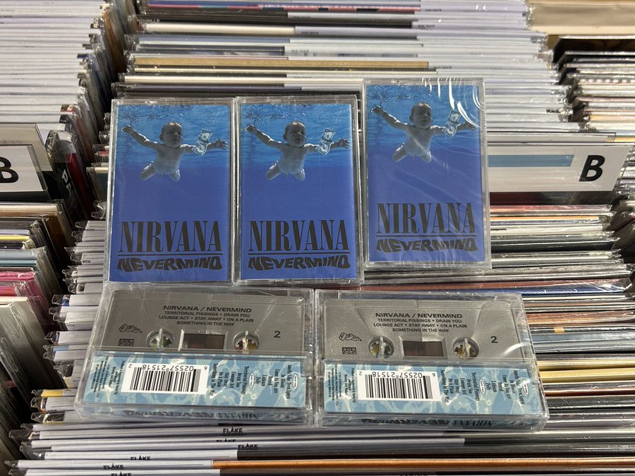 DAWA_FLAKE's tweet photo. カセットRESTOCK！
問答無用の歴史的名盤！1991年にリリースされた2ndアルバムにしてロックの歴史を完全にひっくり返した最重要アルバム。 ”SMELLS  LIKE TEEN SPIRIT”収録！！ プレゼントにも良いです
NIRVANA / NEVERMIND / CASSETTE https://t.co/BKRdyWP6pZ https://t.co/X7QJddcsmE