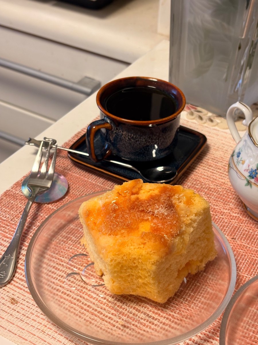 ahyodo78's tweet photo. みほっぺさんのパインココナッツシフォンケーキ🍍
みほっぺさんのヤルガッチャフェを淹れて一緒に頂きました✨

家族はアールグレイのシフォンケーキで😊☀️🧡 https://t.co/S6Epg7I3vb