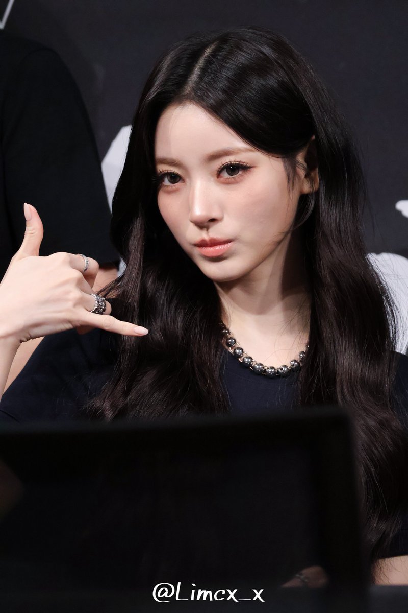 Limcx_x's tweet photo. 260802 단체 사인회

#안나 #ANNA
#미야오 #MEOVV https://t.co/FzlQ4SjUGl