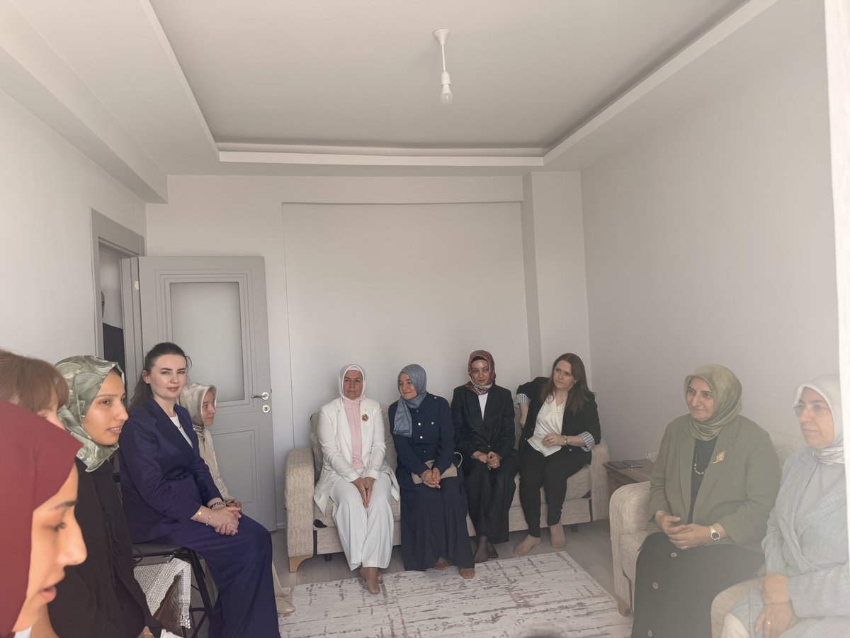 akkadinmaras's tweet photo. Hürriyet Mahallesi’nde hane ziyareti kapsamında; Şengül Kurum, Melek Demiralp, protokol eşleri, Asuman Yavuz ve teşkilatımızla vatandaşlarımızı ziyarette bulundular. @RTErdogan 
@Akparti
@AKKADINGM
@tugbaisikercan
@AkKahramanmaras
@AvMBurakGUL
@yavuzasumann
#Akparti
#Türkiye https://t.co/VqLPYjfw5e