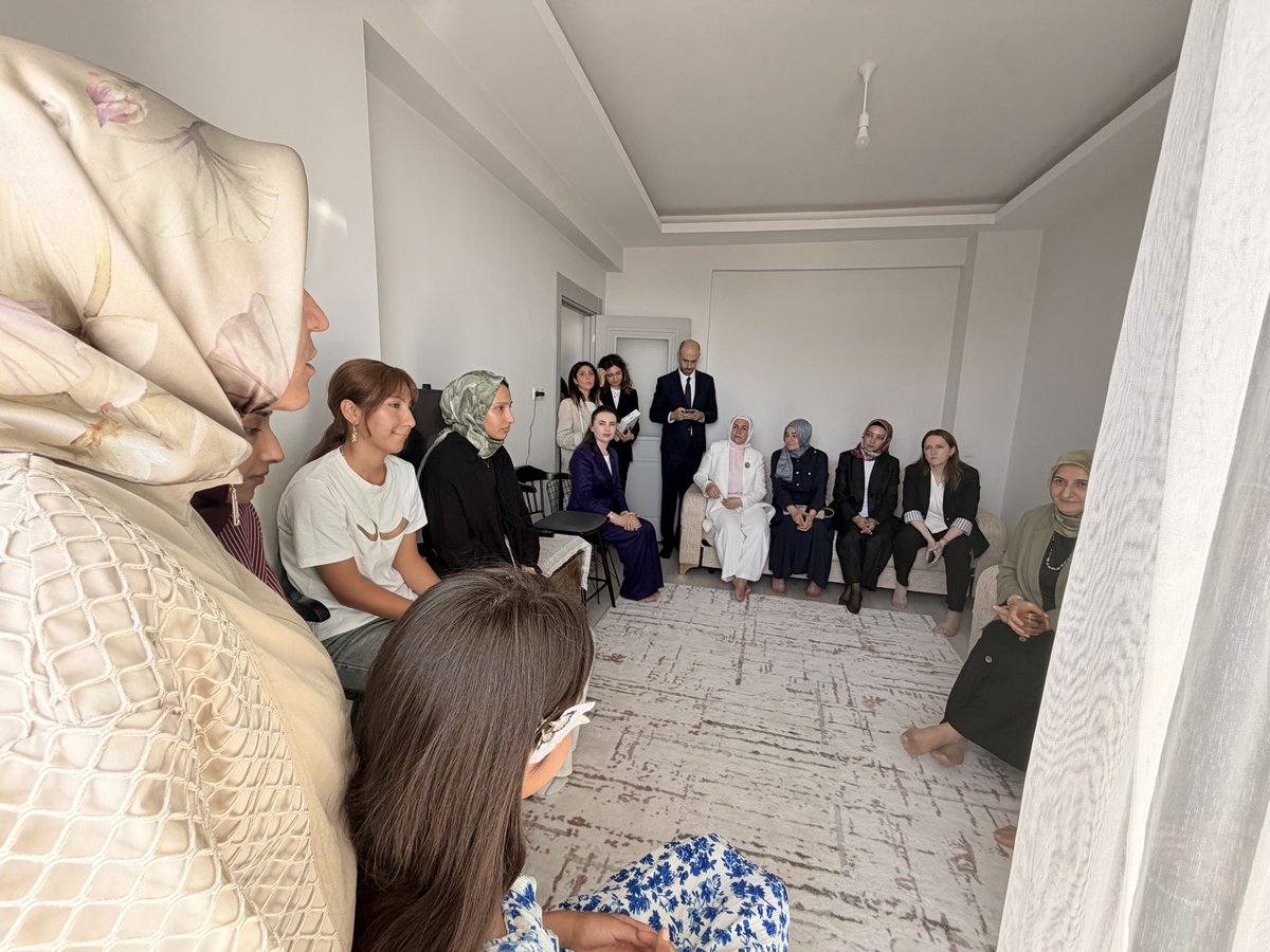 akkadinmaras's tweet photo. Hürriyet Mahallesi’nde hane ziyareti kapsamında; Şengül Kurum, Melek Demiralp, protokol eşleri, Asuman Yavuz ve teşkilatımızla vatandaşlarımızı ziyarette bulundular. @RTErdogan 
@Akparti
@AKKADINGM
@tugbaisikercan
@AkKahramanmaras
@AvMBurakGUL
@yavuzasumann
#Akparti
#Türkiye https://t.co/VqLPYjfw5e