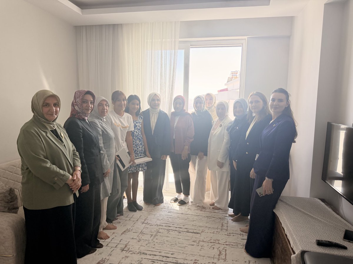 akkadinmaras's tweet photo. Hürriyet Mahallesi’nde hane ziyareti kapsamında; Şengül Kurum, Melek Demiralp, protokol eşleri, Asuman Yavuz ve teşkilatımızla vatandaşlarımızı ziyarette bulundular. @RTErdogan 
@Akparti
@AKKADINGM
@tugbaisikercan
@AkKahramanmaras
@AvMBurakGUL
@yavuzasumann
#Akparti
#Türkiye https://t.co/VqLPYjfw5e
