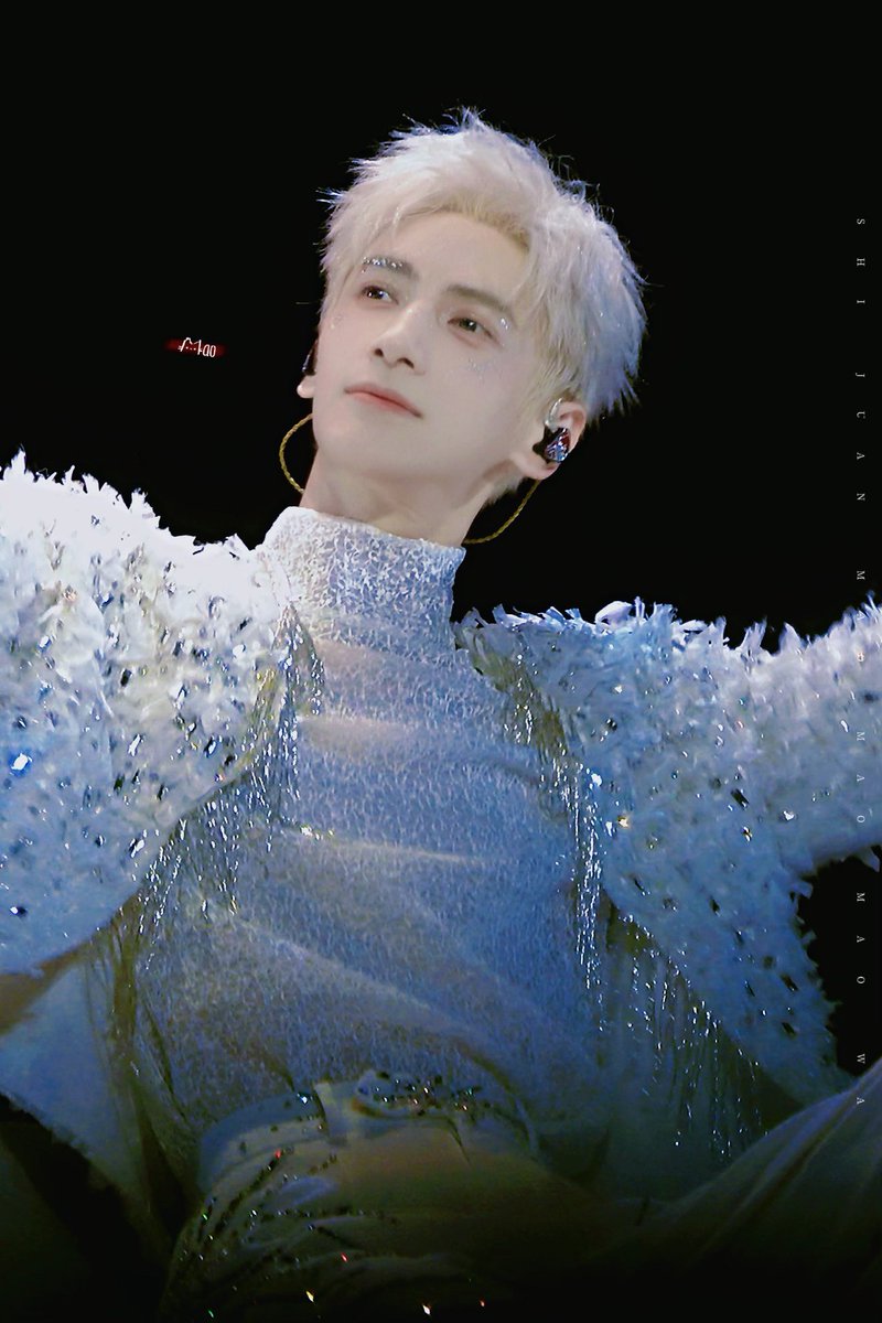 kngyunxiyiran's tweet photo. #LuoYunxi is about to return home for a concert. On August 23 at Wuliangye Cultural and Sports Center, he will perform many classic songs live, see you there! Looking forward to the Chengdu stop😍. 

There is still one tour left that hasn’t been announced yet, I wonder where it will be?🤔

#罗云熙 #หลัวหยุนซี #라운희 #ロオ・ユンシー