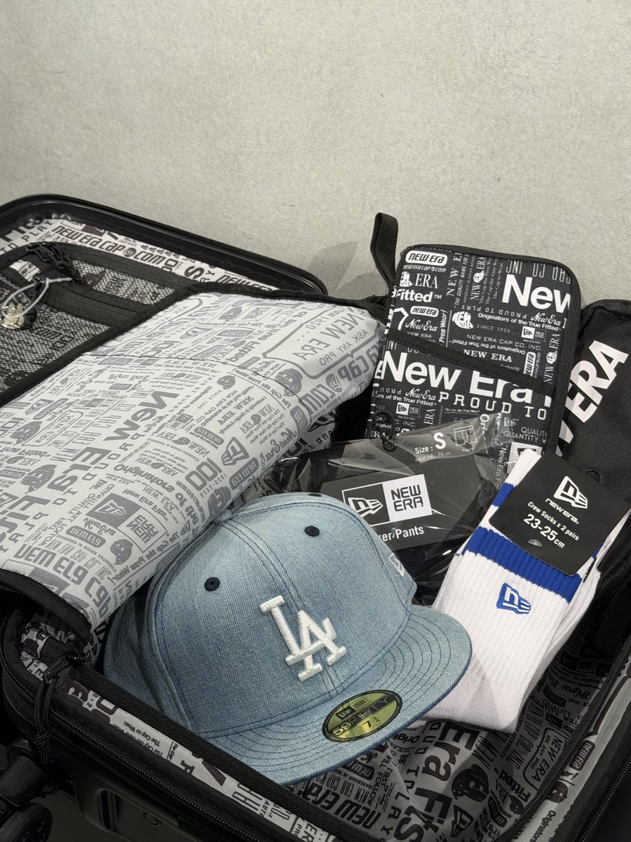NewEraSakae's tweet photo. 【Wheel Carry Case 33-38L】
New Era Flagロゴがエンボスで入るオリジナルボディーを採用したキャリーケース。シルバー/ブラックの2色展開で
ニューエラが展開するキャリーの中で1番小さいサイズ。
機内持ち込み可能、国内旅行や出張などにご利用下さい!
#NEWERA #夏休み #お盆 #キャリーケース https://t.co/Xf8cFFoBn9