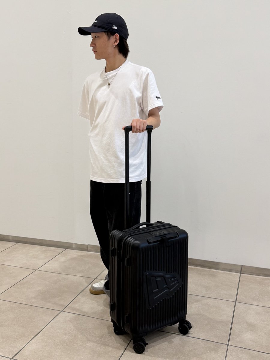 NewEraSakae's tweet photo. 【Wheel Carry Case 33-38L】
New Era Flagロゴがエンボスで入るオリジナルボディーを採用したキャリーケース。シルバー/ブラックの2色展開で
ニューエラが展開するキャリーの中で1番小さいサイズ。
機内持ち込み可能、国内旅行や出張などにご利用下さい!
#NEWERA #夏休み #お盆 #キャリーケース https://t.co/Xf8cFFoBn9