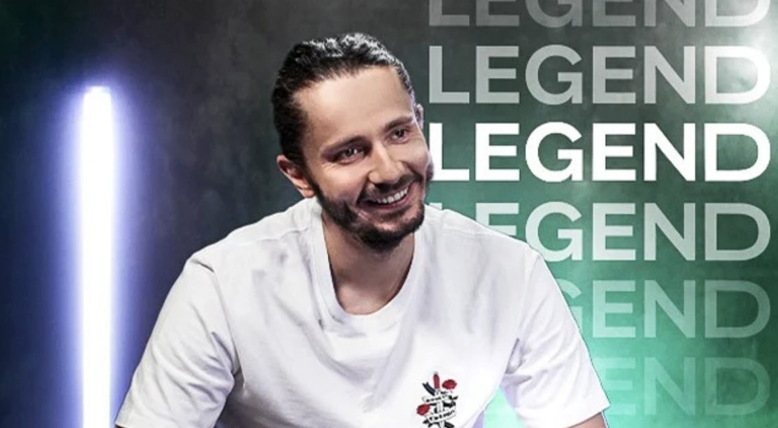 UpsideMediaoff's tweet photo. 🚨🇫🇷 Legend, le média lancé par Guillaume Pley il y a trois ans, vaut désormais 72 millions d'euros.

FG Bros, le family office belge de la famille Frère, a racheté environ 25% du capital en mai, pour 17 millions d'euros.

Guillaume Pley garde environ 55% via sa holding. L'agence d'influence Influx détient les 20% restants.

Pour environ 10 millions d'euros de chiffre d'affaires, la valorisation ressort autour de 7 fois les revenus, trois ans après le lancement.