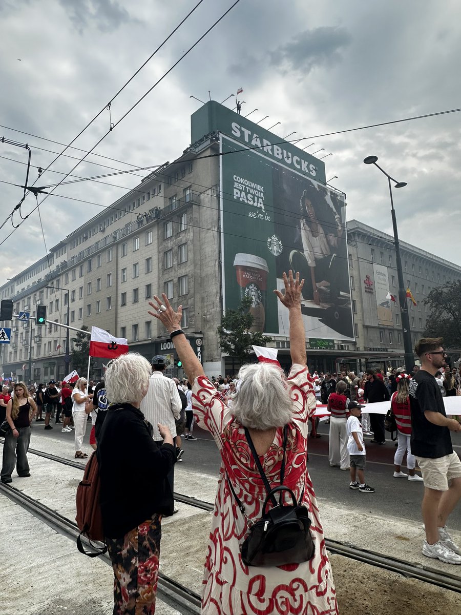 mamalook_pl's tweet photo. Jaki to był piękny dzień! #PW1944
Z: @popcast_tv @Ryszard_Majdzik @KidaOskar @RBakiewicz 😍🇵🇱♥️ https://t.co/tfOaC5LsLr