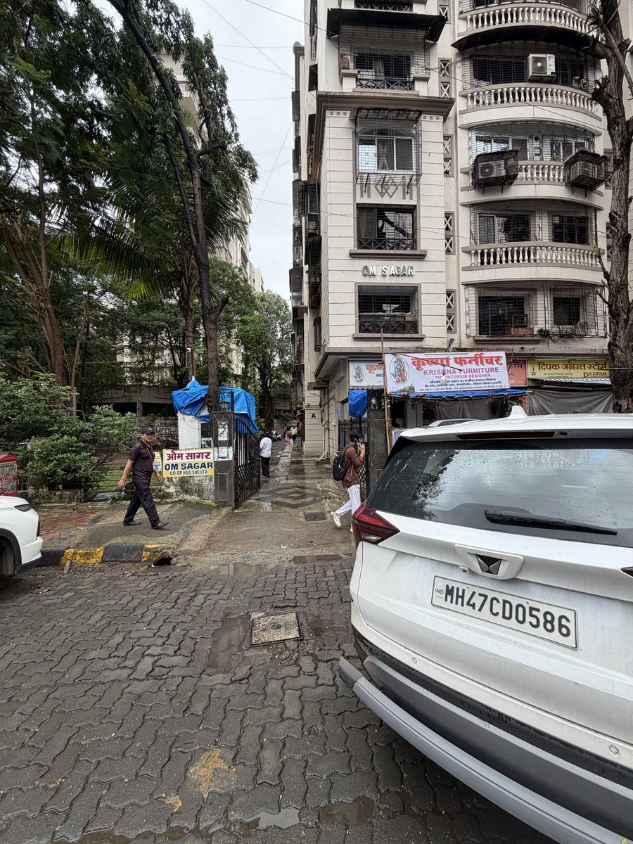 thejimit's tweet photo. @MTPHereToHelp 
They have parked in front of the gate and not left any space to go for the society members 
Please take a strict action against them https://t.co/hinwjiFy54