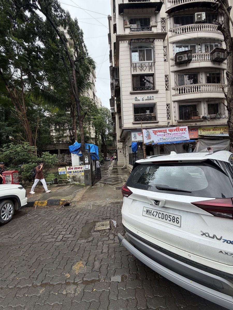 thejimit's tweet photo. @MTPHereToHelp 
They have parked in front of the gate and not left any space to go for the society members 
Please take a strict action against them https://t.co/hinwjiFy54
