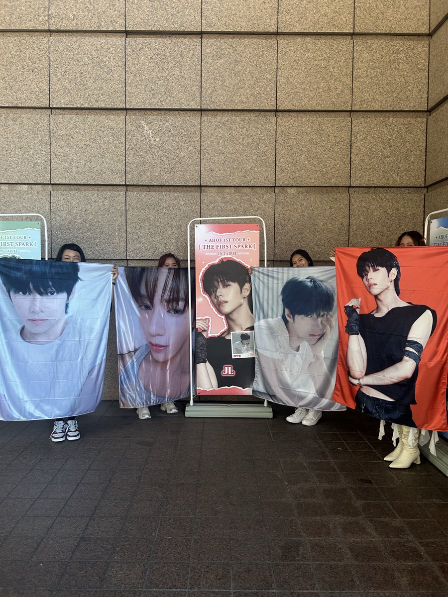 JLGlobalFanbase's tweet photo. Team Taiwan is ready! 

Just like we said last week, you're never alone, JL. No matter where the stage takes you, JL stans from all around the world will always be there, cheering you on and giving you all the strength and energy you need.

JL DAZZLES TAIPEI
#AHOF     #아홉    
#AHOF_JL #제이엘
@AHOF_official