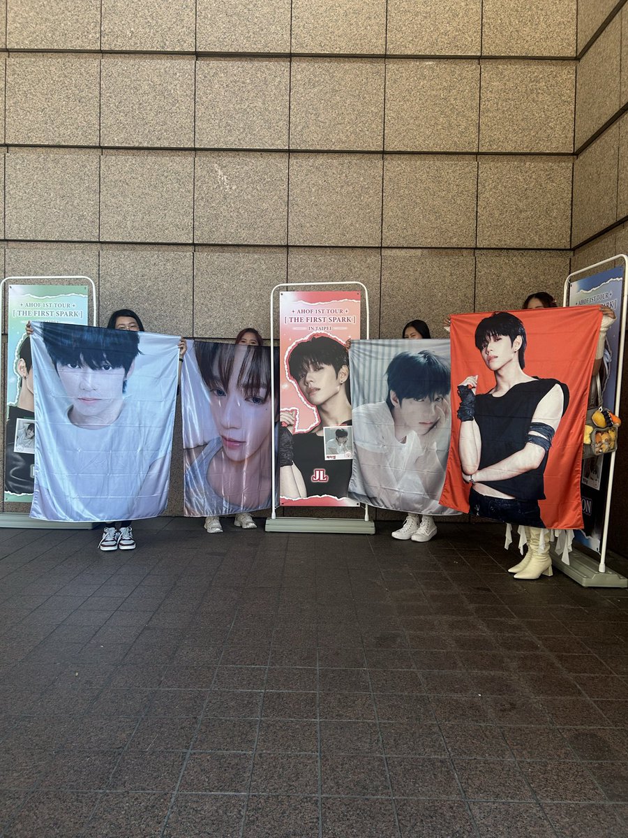 JLGlobalFanbase's tweet photo. Team Taiwan is ready! 

Just like we said last week, you're never alone, JL. No matter where the stage takes you, JL stans from all around the world will always be there, cheering you on and giving you all the strength and energy you need.

JL DAZZLES TAIPEI
#AHOF     #아홉    
#AHOF_JL #제이엘
@AHOF_official