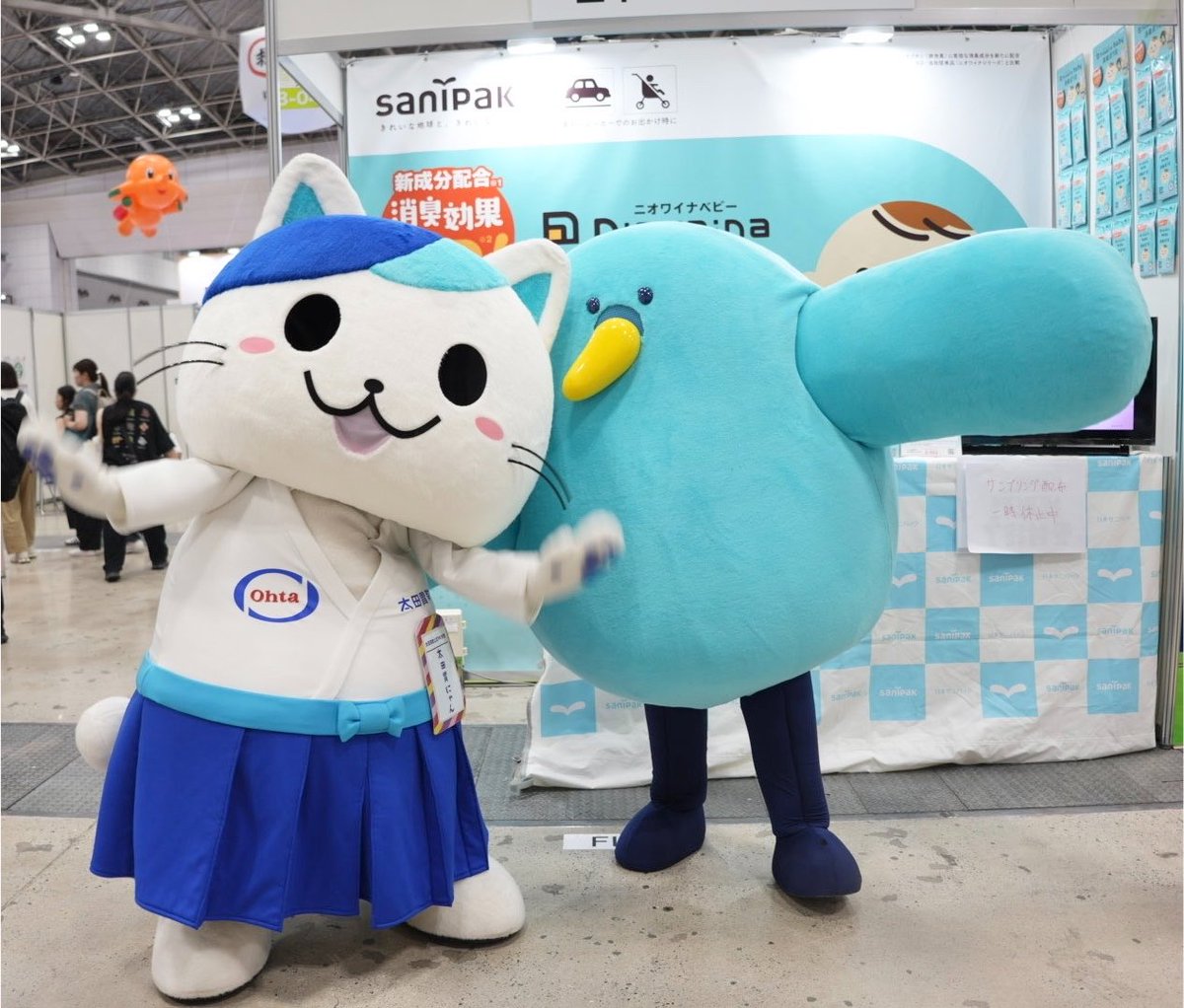 sanipak_jp's tweet photo. 太田胃酸公式PR太使の太田胃にゃん(@ohtainyan )とサニパックのニオワイナベビーブースの前でパシャリ✨📷

はじめましてよろしくね♪
また遊ぼうね♪
#ドラッグストアショー https://t.co/fAXZ5cXz38