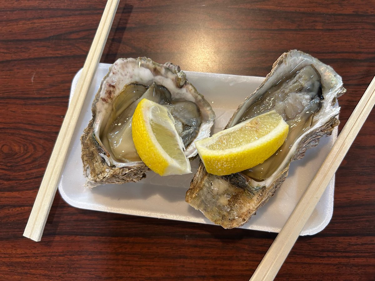 hironris's tweet photo. 毎年この時期は地元はちもり観光市で新鮮な岩牡蠣を食べに！もー最高にうまい😋値段も２つで600円❗️ https://t.co/tFcVkVEBuX