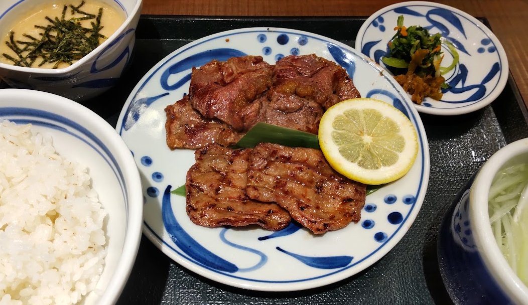 soft_s_p_'s tweet photo. 昨日はちょっと用があって、久しぶりに横浜に行った。横浜らしいもの食べて帰りたかったんだけど、時間がなかったので、目についた「ねぎし」で牛タンを食べてきた。ねぎしも昔より高くなったけど、牛タンのレベルはあがったよね。

横浜も1時間足らずで行けるので、横浜で会える人がいるといいな。 https://t.co/L5thuToUsf