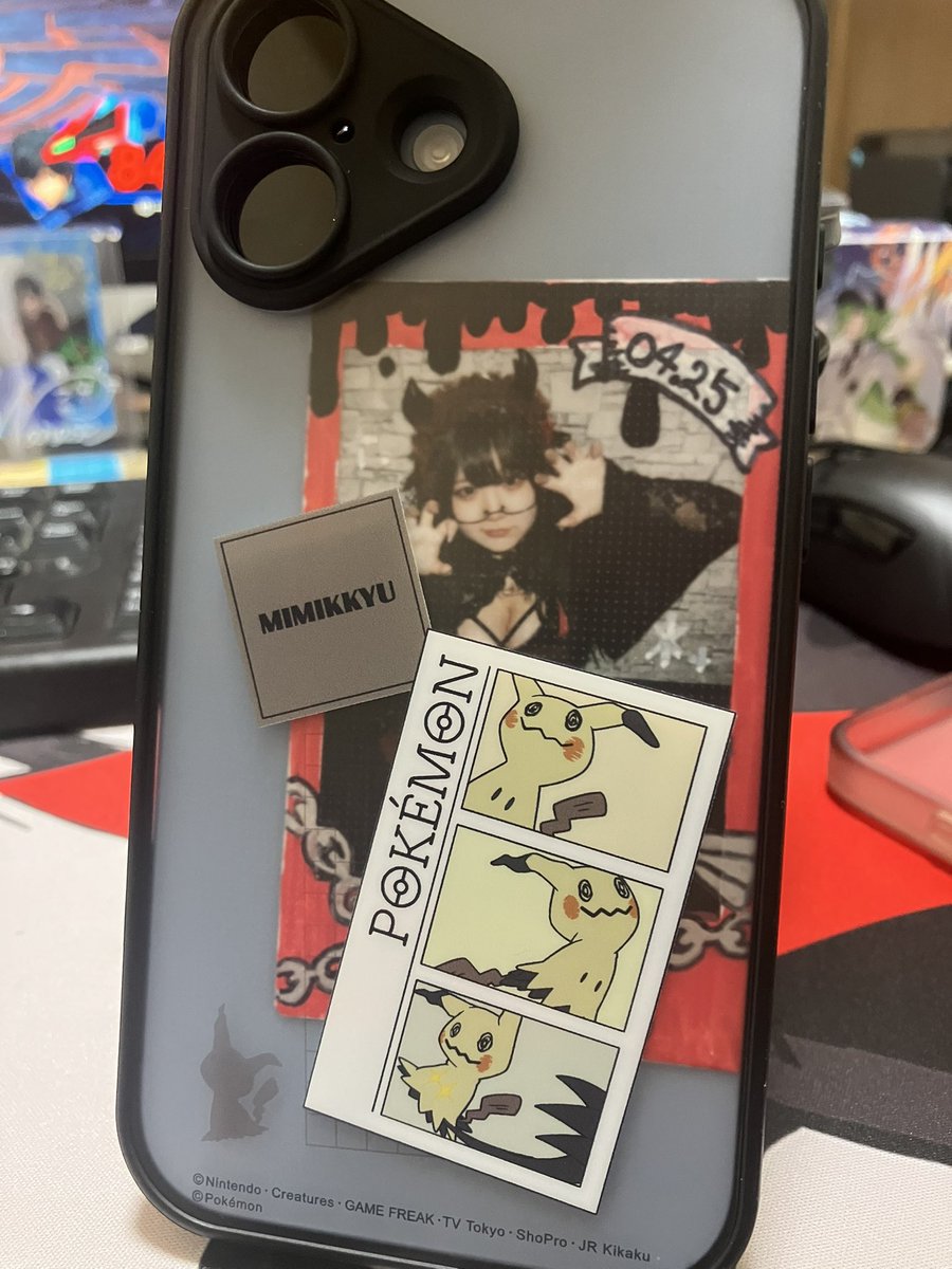 narukamidayon's tweet photo. ケースボロボロやったからミミッキュケースにななせさんをひとつまみ
身体と描いてくれた落書きとメッセージが見えなくなるのは悲しいけれども https://t.co/hwzYCUYgVh