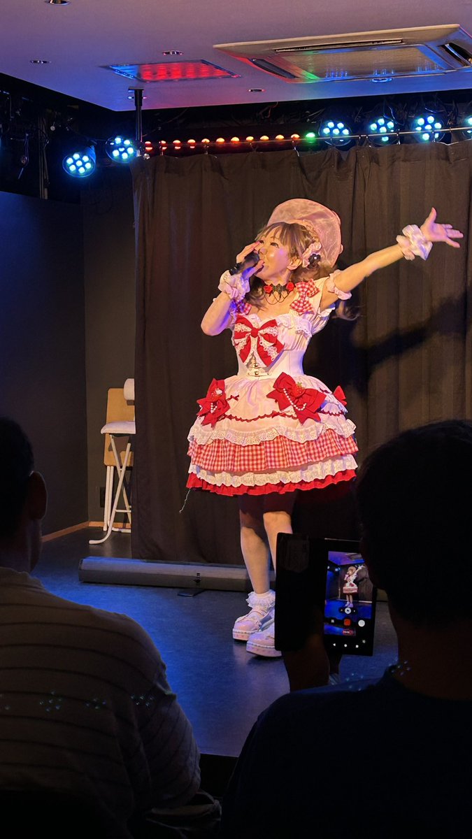 708Subway's tweet photo. 午後は、池袋東口ゲキパに寄り、ガンバレひとみん2nd上映会、観に行きました。面白かったし、感動しました。トークショーで、マジック披露しました。りんご🍎出すマジック披露して、監督に、プレゼントして、喜びました。後は、ひとみんライブ披露して、最高に楽しかったです😊 https://t.co/hNwcuN3DtD