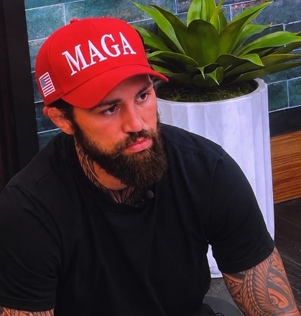 mattesmind's tweet photo. Kamu in the HOH room discussing renoms with Haley, he’s pushing hard for Mallory #BB28 https://t.co/Km6uOsGAtI