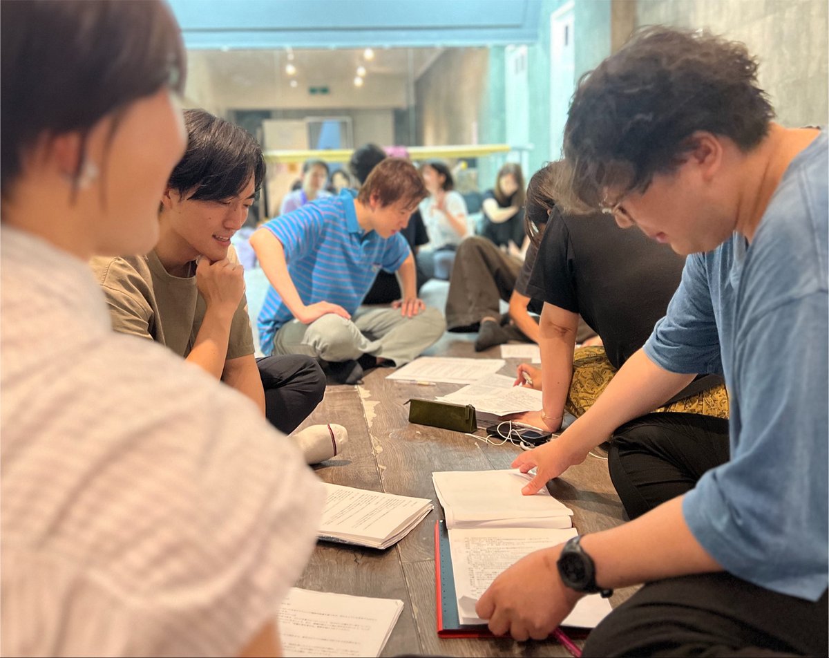 entschoolns's tweet photo. マスターコース
本番まであと2ヶ月

昨日は中間フィードバックとして、講師からの個別の課題と、出演者同士で「お互いの芝居の感想シェア」を行いました。

役を「1人で抱え込まず、仲間と作る」楽しさを実感しながら、本気で創り込んでいます‼️ https://t.co/oZayV97WBG