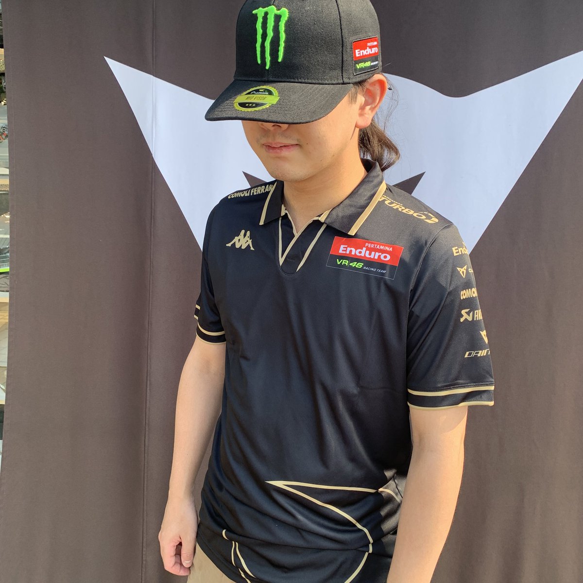 DAINESEKYOTO's tweet photo. 【商品紹介】
VR46 RACING TEAM SPECIAL MUGELLO POLO SHIRT
￥15,000（税込）

VR46 RACING TEAMのポロシャツが入荷いたしました！
太陽と月のグラフィックがシックなベースカラーに映える洗練されたデザイン。ストレスフリーな着心地でレース観戦から日常使いまで大活躍するおすすめモデルです。 https://t.co/czPt0QtRSw