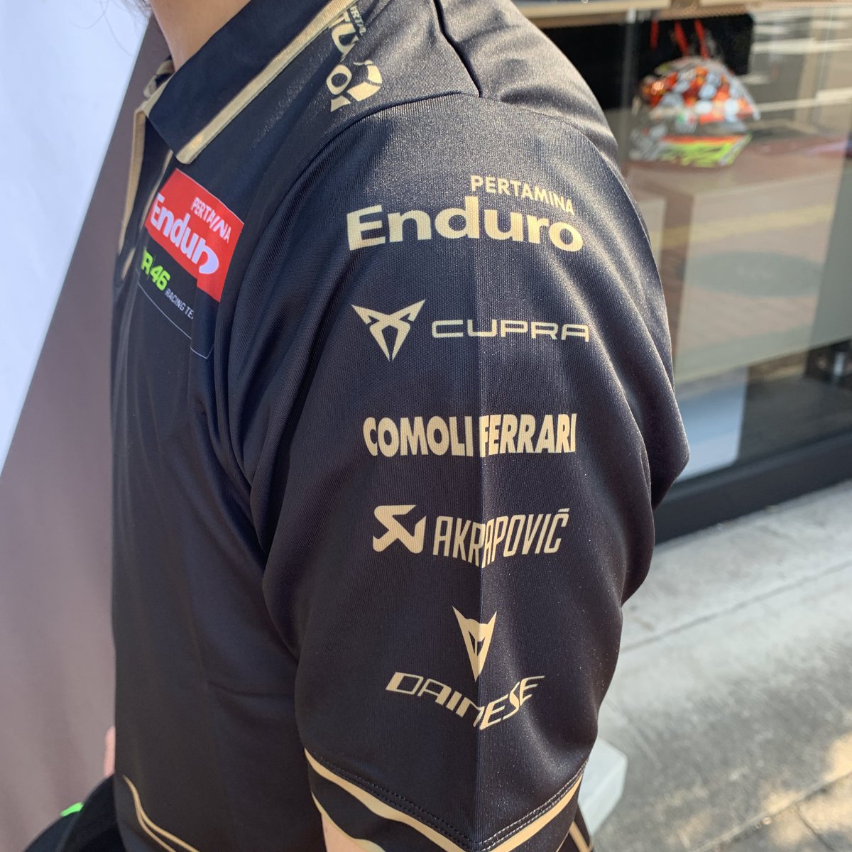 DAINESEKYOTO's tweet photo. 【商品紹介】
VR46 RACING TEAM SPECIAL MUGELLO POLO SHIRT
￥15,000（税込）

VR46 RACING TEAMのポロシャツが入荷いたしました！
太陽と月のグラフィックがシックなベースカラーに映える洗練されたデザイン。ストレスフリーな着心地でレース観戦から日常使いまで大活躍するおすすめモデルです。 https://t.co/czPt0QtRSw