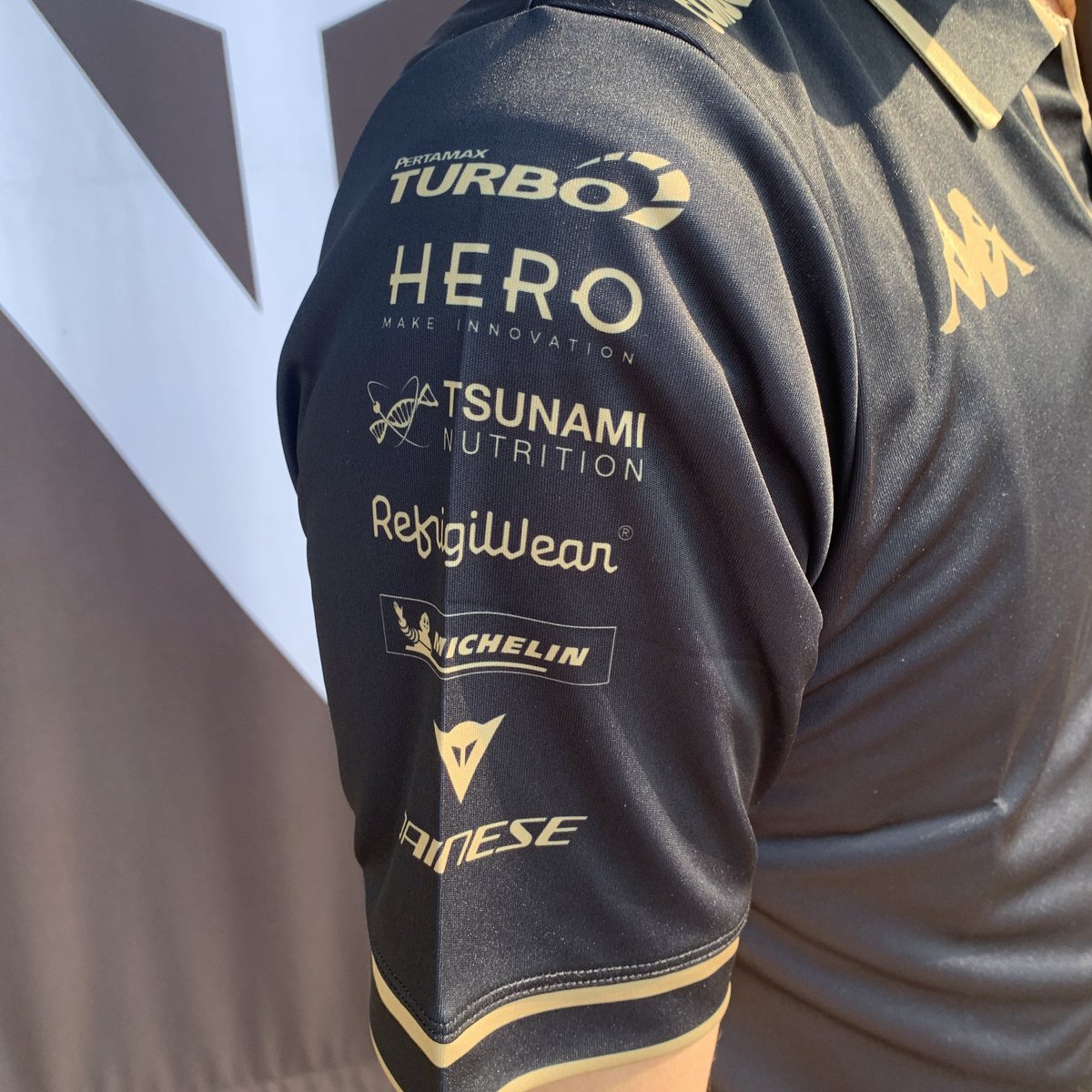DAINESEKYOTO's tweet photo. 【商品紹介】
VR46 RACING TEAM SPECIAL MUGELLO POLO SHIRT
￥15,000（税込）

VR46 RACING TEAMのポロシャツが入荷いたしました！
太陽と月のグラフィックがシックなベースカラーに映える洗練されたデザイン。ストレスフリーな着心地でレース観戦から日常使いまで大活躍するおすすめモデルです。 https://t.co/czPt0QtRSw